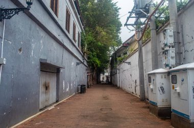 Kota Tua Semarang 'da dar bir sokak, yıpranmış binalar ve elektrik altyapısı, Endonezya, 16 Kasım 2024