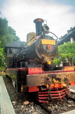 Görüntü, Endonezya 'da önemli bir miras alanı olan Lawang Sewu' da bulunan tarihi Buhar Lokomotif Anıtı C 23 01 'i sergiliyor.