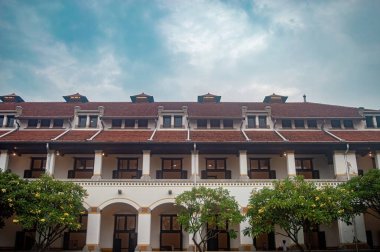 Semarang 'da Lawang Sewu adında tarihi bir bina, kırmızı kiremitli bir çatı, birden fazla pencere ve kemerli kapılar, Endonezya, 16 Kasım 2024