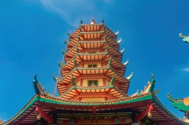 Şaşırtıcı bir Avalokitesvara Pagoda. Karmaşık mimarisi ve canlı renkleriyle sık sık Lunar Yeni Yıl kutlamaları sırasında ziyaret edilirdi. Endonezya, 17 Kasım 2024