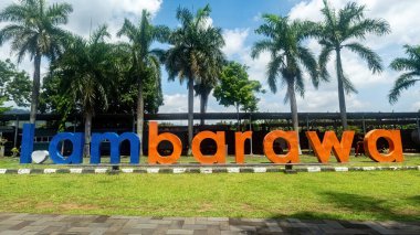 Müzedeki Ambarawa tabelası, Central Java 'da palmiye ağaçları ve açık gökyüzü olan popüler bir turistik yer. Endonezya, 17 Kasım 2024