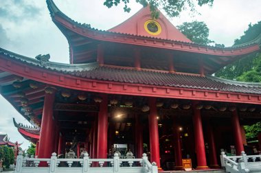 Semarang 'daki Sam Poo Kong Tapınağı, parlak kırmızı sütunları ve karmaşık çatısı ile, Çin mimarisinin şaşırtıcı bir örneğidir. Endonezya, 17 Kasım 2024