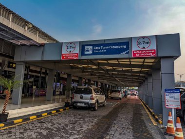 İniş noktası Surabaya Pasar Turi İstasyonu, açık işaret ve araçlarla belirlenen bölge, Endonezya, 16 Kasım 2024