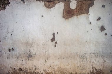 Eski, yıpranmış duvar, soyulmuş boya ve açık tuğla, çürüme ve ihmal belirtileri gösteriyor, arka plan ve dokular için mükemmel.