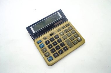 Eski, yıpranmış tuş takımı ve 2025 'i gösteren bir hesap makinesi. Retro teknoloji veya nostalji temalı kavramlar için idealdir.