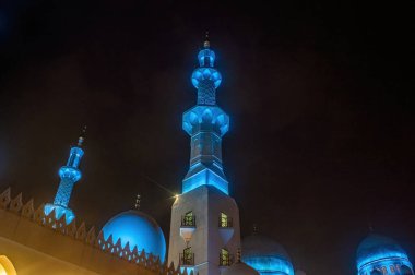 Solo, Surakarta 'daki Şeyh Zayed Büyük Camii' nin karanlık gökyüzüne karşı aydınlık mavi minareler ve kubbelerin yer aldığı gece görüşü çarpıcı İslami mimariyi gözler önüne seriyor.