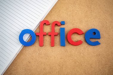 Renkli köpük harfler. Mantar panoda 