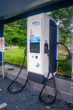 SPKLU PLN markalı kamu elektrikli araç şarj istasyonu, G20 logosu ve 200 kW ultra hızlı şarj kapasitesi, 2 Şubat 2025, Endonezya