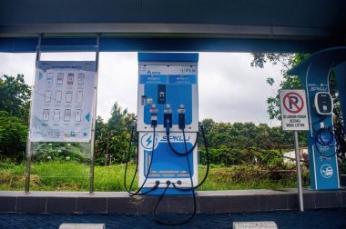 2 Şubat 2025 'te Endonezya' da bulunan çoklu şarj limanları ve talimatları olan kamu elektrikli araç şarj istasyonu.