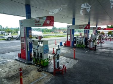 Endonezya 'da birden fazla yakıt pompası olan Pertamina benzin istasyonu, 2 Şubat 2025. İyi organize ve temiz.