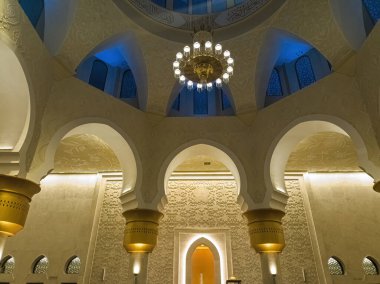 Surakarta, Endonezya 'daki Şeyh Zayed Büyük Camii' nin iç manzarası, 2 Şubat 2025. Süslü kemerler, karmaşık oymalar ve büyük avize caminin büyüleyici mimarisini ön plana çıkarıyor.