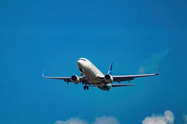 Bir Garuda Endonezya uçağı gökyüzünde süzülerek zarif üniformasını ve ulusal gururunu sergiliyor. Endonezya havacılık uçak gemisinin güzelliği. Endonezya, 10 Mayıs 2025