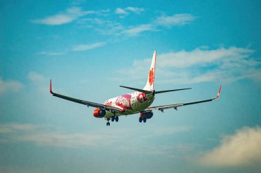 BukaLapak üniformalı bir Lion Air uçağı 10 Mayıs 2025 'te Endonezya' da cesur markalaşma ve modern havacılık ile gökyüzünde süzülüyor.