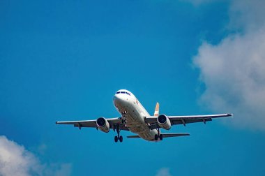 Bir Süper Hava Jet uçağı, açık mavi bir gökyüzüne doğru uçarken yakalanır. Dağılmış bulutlar, parlak tasarımı ve güçlü motorları sergilenir. Endonezya, 10 Mayıs 2025