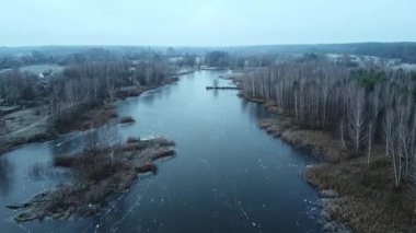 Donmuş Sonbahar Gölü Soğuk bir günde süzülüyor
