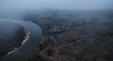 Sisli Sonbahar Nehir Manzarası Üzerinde Hava Aracı Uçuşu