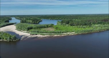 Resimli Yaz Nehrinin Üzerinde Sakin İnsansız Hava Aracı Uçuşu