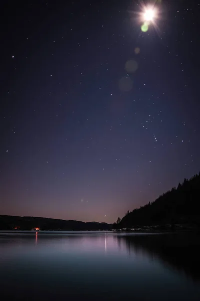 Céu Estrelado Moonlit Sobre Farris Lake Noruega — Fotografia de Stock