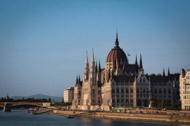 Tuna Nehri kıyısındaki Majestic Macar Parlamentosu - Budapeşte