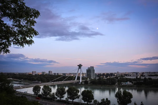 Dusk 'taki UFO Köprüsü - Bratislava, Slovakya
