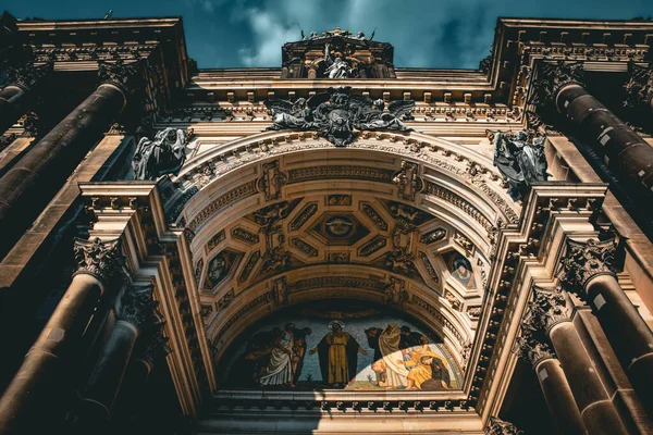 ベルリン大聖堂の詳細 ベルリン ムーディ スカイの下 — ストック写真