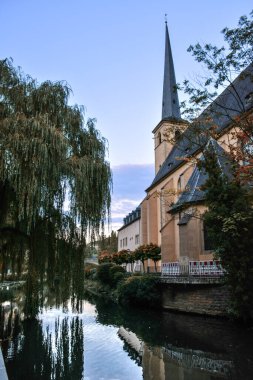 Idyllic Lüksemburg 'daki Grund Nehri Yansımaları