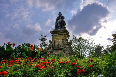 Vondel Anıtı Kızıl Çiçeklerle çevrili - Vondelpark, Amsterdam