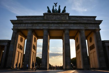 Brandenburg Kapısı 'ndan gün batımı - Berlin, Almanya