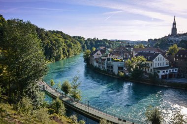 Bern 'deki Aare Nehri' nin Güzel Zümrüt Suları - İsviçre