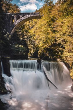 Sonbaharda Şelalenin Üzerinde Taş Kemer Köprüsü Vintgar Vadisi, Slovenya