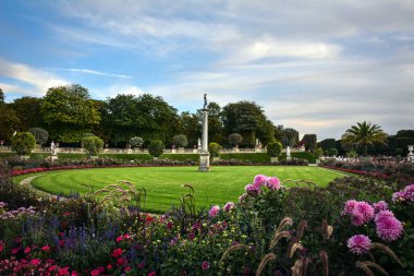 Jardin du Lüksemburg, Paris 'te Renkli Çiçekler