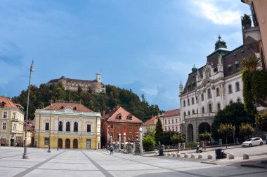 Ljubljana 'nın Kongre Meydanı. Arka planda Kale var.