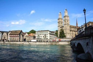 Limmat Nehri kıyısındaki Grossmunster - Zürih, İsviçre