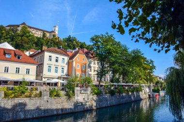 Ljubljanica Nehri kıyısındaki Kale Parlak Bir Yaz Günü - Ljubljana, Slovenya