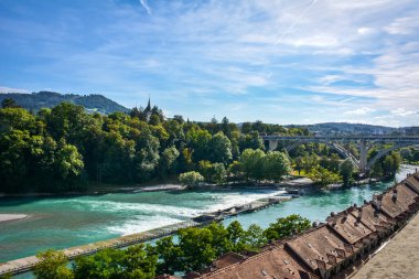 Bern Şehri 'ndeki Aare Nehri Zümrüt Suları - İsviçre