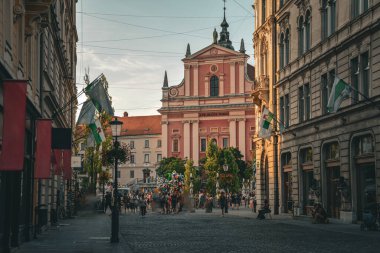 Arka planda Fransisken Kilisesi ile Ljubljana sokakları - Slovenya
