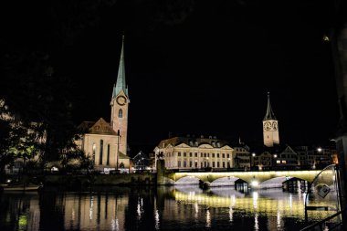 Zürih Eski Kasabasında Gece Limmat Riverbanks - İsviçre