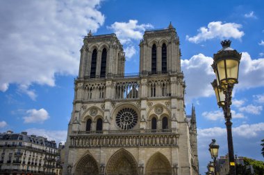 Notre-Dame de Paris Katedrali Bir Yaz Günü - Fransa