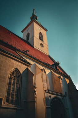 St. Martin Katedrali Düşük Açı Görünümü by Dusk - Bratislava, Slovakya
