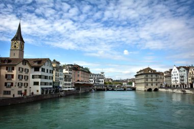 Limmat Nehri kıyısındaki St. Peter Kilisesi ve Zürih Şehri - İsviçre