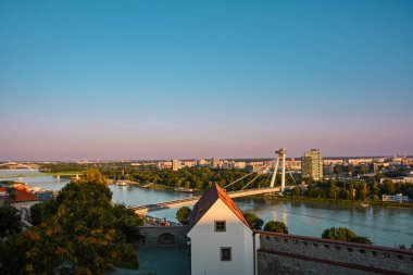 UFO Köprüsü ve Tuna Nehri Bratislava Şatosu 'nun Dusk - Slovakya