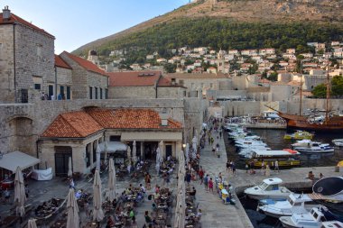 Dubrovnik Eski Kentinde kalabalık liman - Hırvatistan