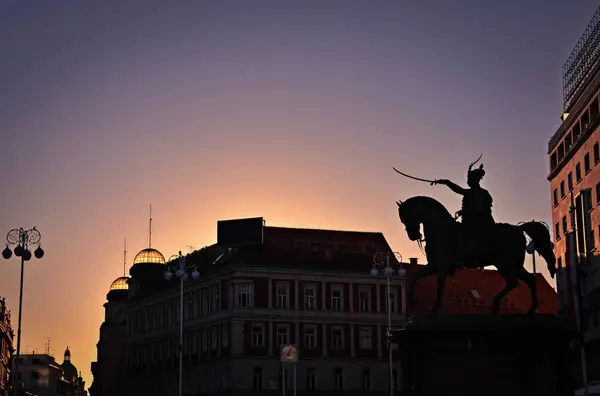 Gün batımına kadar Ban Jelaciç Meydanı Siluetleri - Zagreb, Hırvatistan