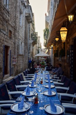 Dubrovnik Eski Kasabasının Ortaçağ Sokaklarında Öğle Yemeği Zamanı - Hırvatistan
