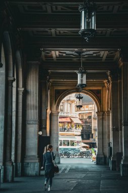 İsviçre 'nin Zürih Koridorlarında Bir Yürüyüş