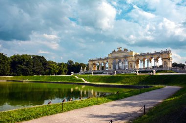 Bir Yaz Günü Şanlı Gölet - Schonbrunn Sarayı Bahçeleri, Viyana