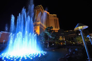 Wynn Fountain Show ve The Palazzo in the Background - Las Vegas, Nevada