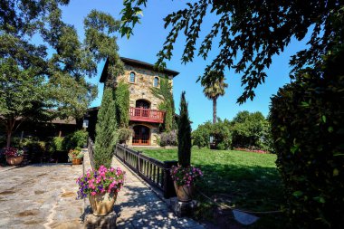 V. Sattui Şaraphanesinin güzel dış cephesi - St. Helena, Napa Vadisi, Kaliforniya