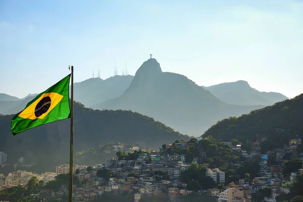 Brezilya Bayrağı, Corcovado Dağı ve Morro da Babilonia 'daki Favela, Forte Duque de Caxias (Forte do Leme) - Rio de Janeiro