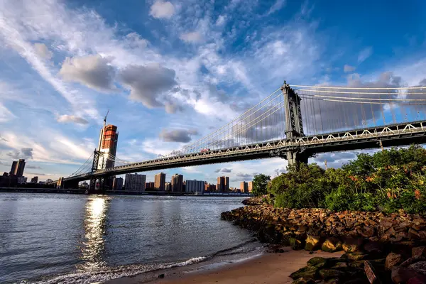 Manhattan Köprüsü Brooklyn Köprüsü Parkı 'ndaki Pebble Plajı' ndan New York City 'de görüldü.